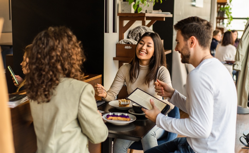 Hvordan å velge en e-leser med frontlys: vurdering av modeller og hjelpsomme tips